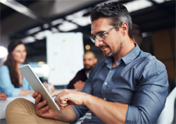 Intuitiv Plus de BBGR Optique le seul verre progressif qui s’adapte à la posture des droitiers et des gauchers et procure un confort de vision inégalé en vision de près et en vision intermédiaire