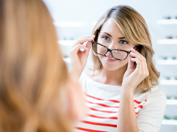 BBGR essayage d'une paire de lunettes chez un opticien