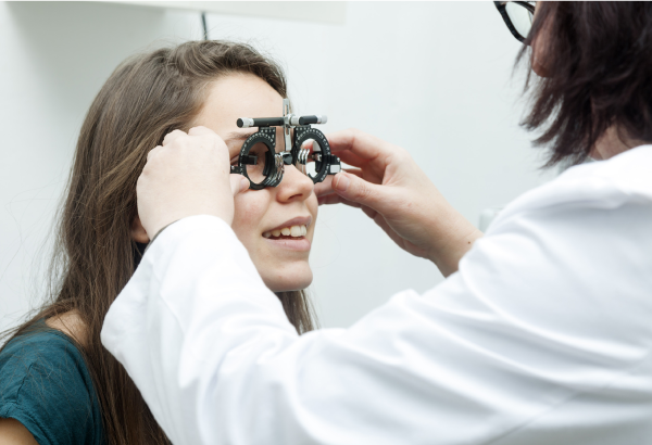 BBGR prise de mesure par un opticien pour procéder au centrage des verres