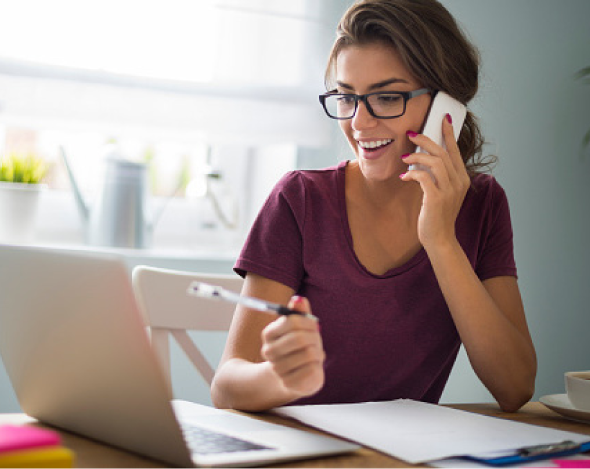 BBGR, verres verres anti fatigue, représentant une femme active portant des lunettes, devant son ordinateur et au téléphone.