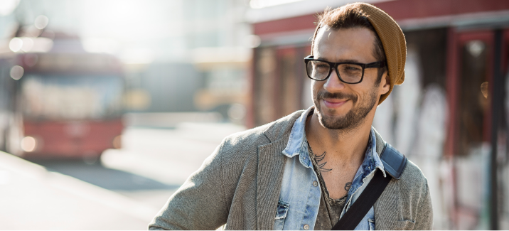 BBGR, homme tatou&eacute; avec un bonnet portant des lunettes de vue equipées de verres unifocaux